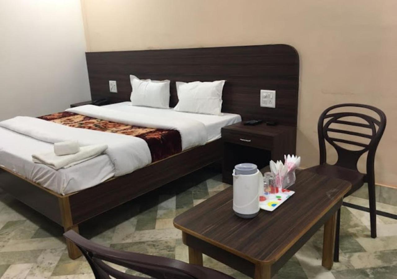 Liberty Guest House Varanasi Bagian luar foto